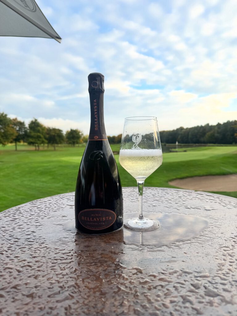 Weisswein mit Blcik auf den Golfplatz